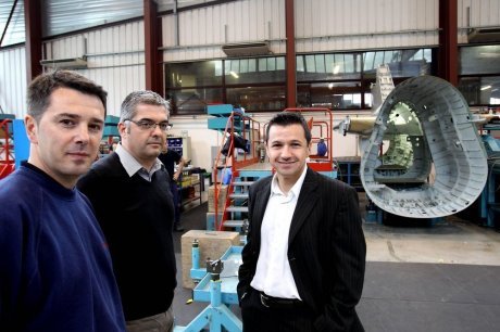 Michel Lapeyre, préparateur méthode, et Olivier Ballèvre, directeur logistique eux côtés de Mikel Charritton,