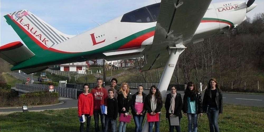 VISITE DU COLLÈGE ELHUYAR PRÊT POUR UN CONCOURS D’AÉRONAUTIQUE