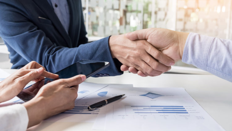 Business handshake of two men demonstrating their agreement to s PARTENAIRE-SOLIDE-FIABLE