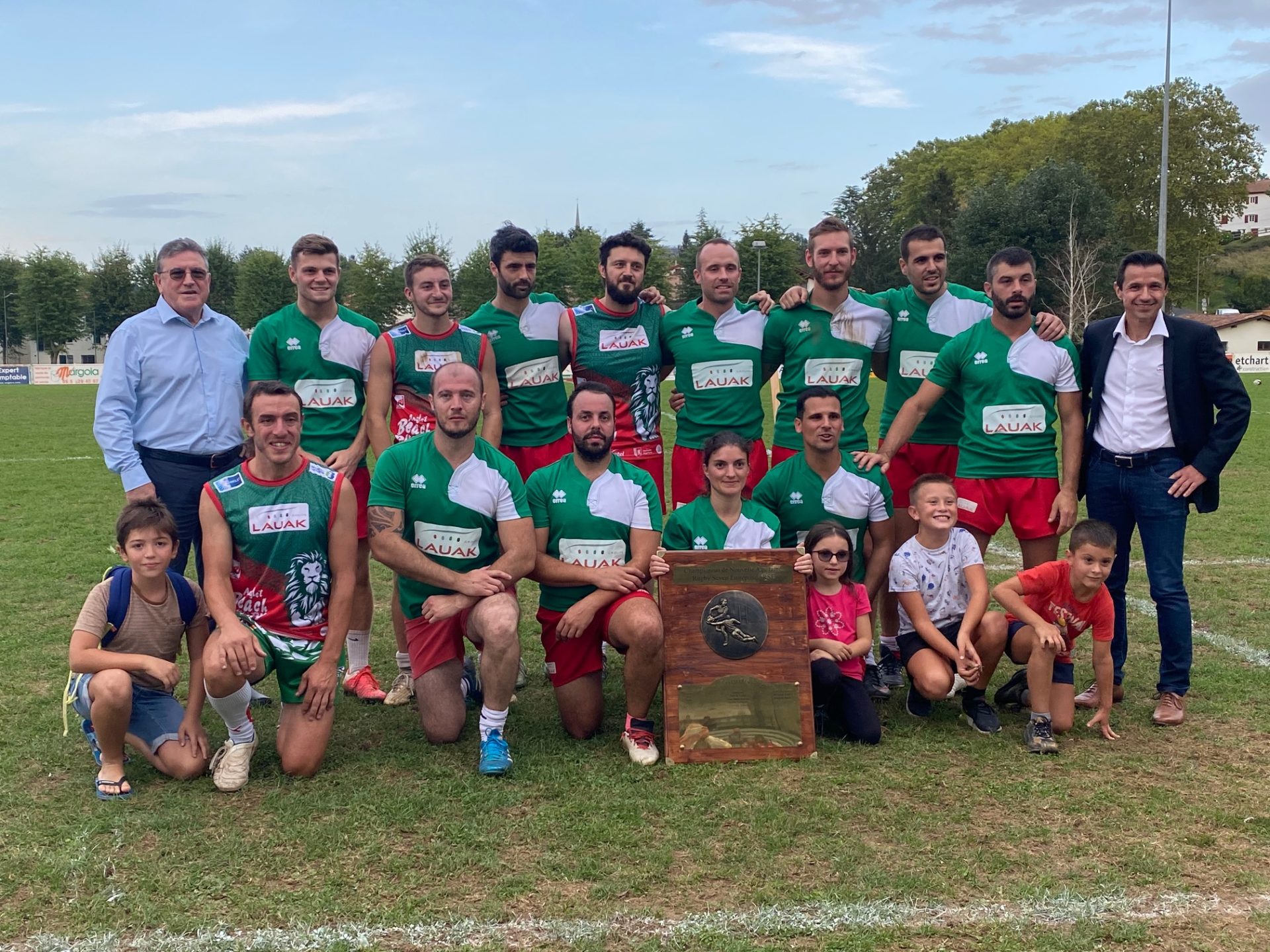 A nouveau champion ! le Groupe LAUAK remporte le tournoi de Rugby Seven ETI